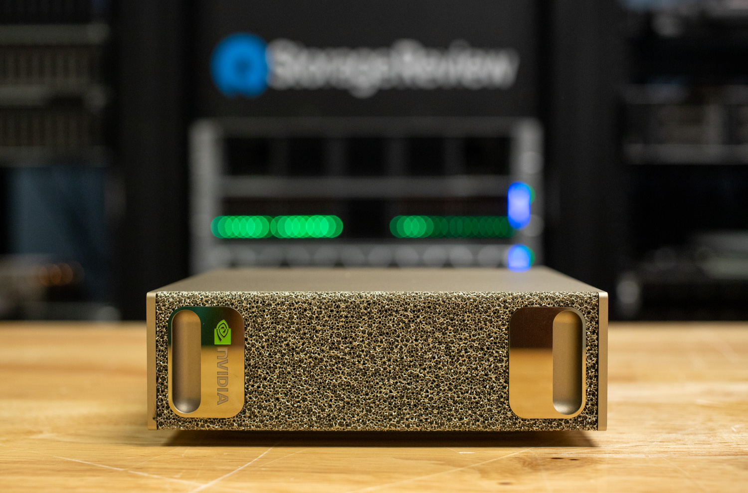 Imagen 1: NVIDIA DGX Spark vista frontal sobre el escritorio