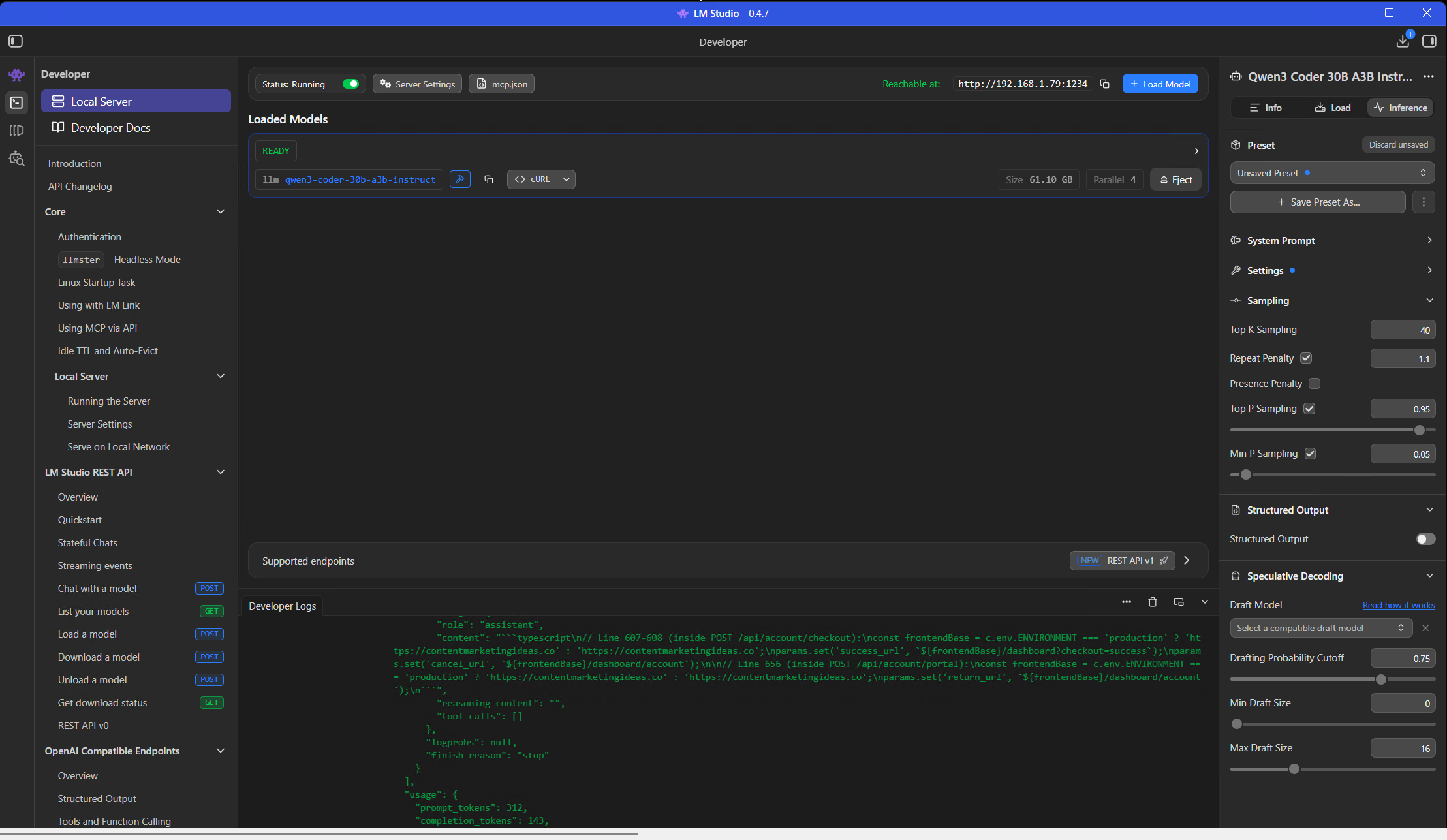 Imagen 1: LM Studio ejecutando Qwen3 Coder Next en hopper; la interfaz del servidor local muestra el modelo cargado y el endpoint de API activo