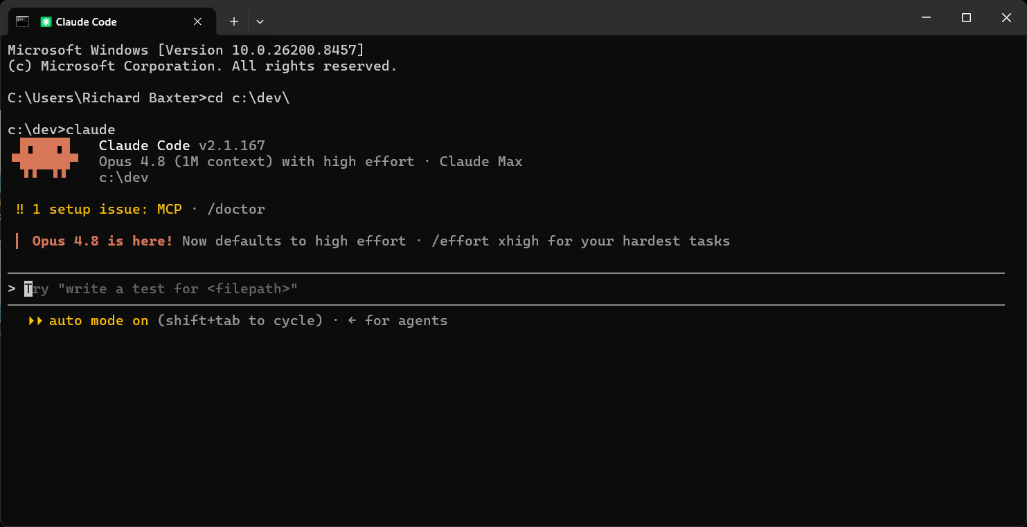Imagen 1: Una sesión en vivo de Claude Code en Windows Terminal. El banner de versión muestra Claude Code v2.1.167 con Opus 4.8 (contexto de 1M) Claude Max. La línea de estado de debajo reza '1 setup issue: MCP · /doctor' e invita al usuario a ejecutar el diagnóstico. El prompt de bienvenida 'Try write a test for filepath' aparece bajo el banner listo para la entrada.